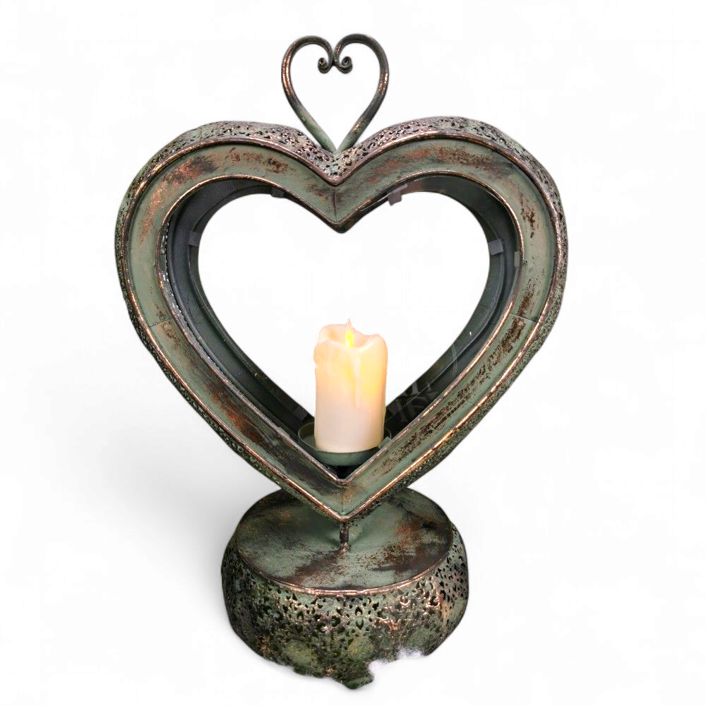 Rustic Heart Flame – A Patinás Réz Szív Lámpása